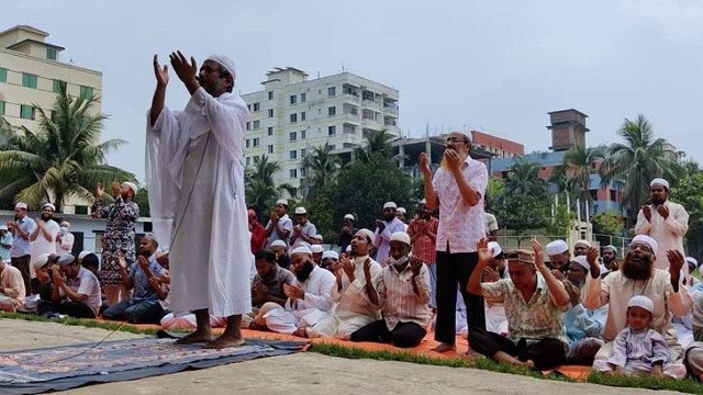 অবশেষে বৃষ্টির জন্য নামাজ আদায়