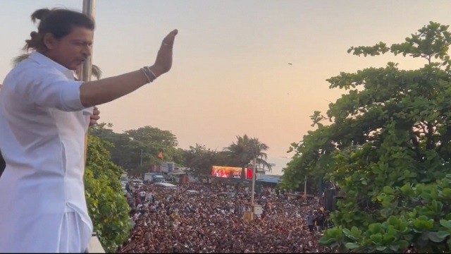 ঈদের দিন শাহরুখের বাড়ির সামনে লাখো ভক্তের ঢল