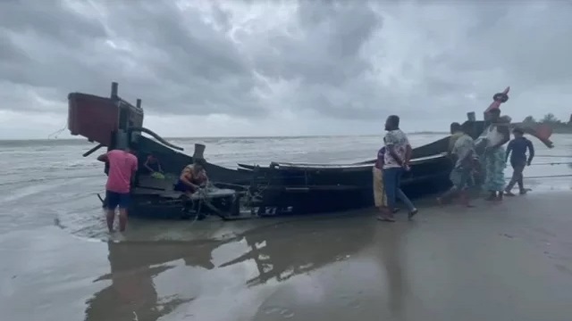 ঘূর্ণিঝড় সিত্রাংয়ের প্রভাবে সেন্টমার্টিনে ১৩ ট্রলারডুবি