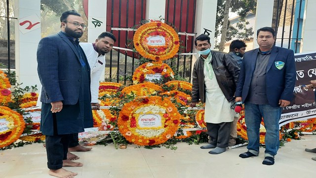 শ্রদ্ধার ফুলে ভরে উঠেছে বাগেরহাট জেলার শহীদ বেদীগুলো