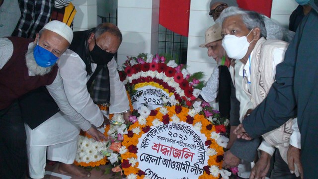 গোপালগঞ্জে বঙ্গবন্ধুর সমাধী ও কেন্দ্রীয় শহীদ মিনারে সর্বস্তরের মানুষের শ্রদ্ধা