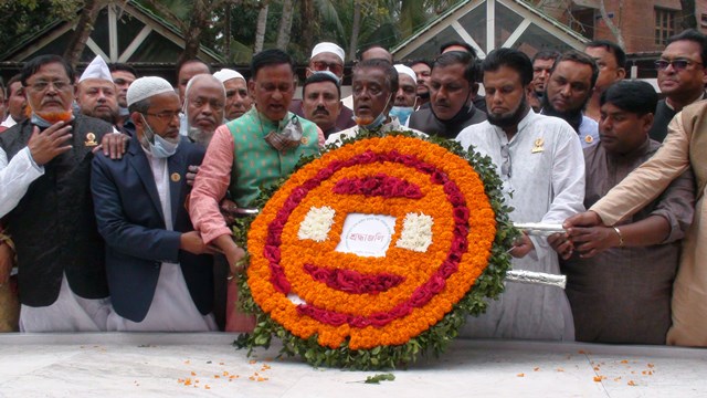 টু‌ঙ্গিপাড়ায় বঙ্গবন্ধুর সমাধিতে শ্রদ্ধা