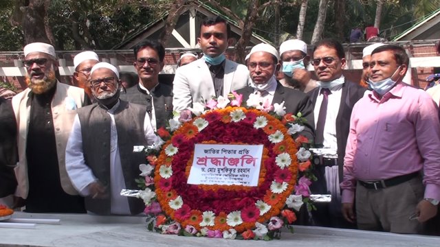 বঙ্গবন্ধুর সমাধিতে নব-নির্বাচিত ও ইসলামিক ফাউন্ডেশনের মহাপরিচালকের শ্রদ্ধা