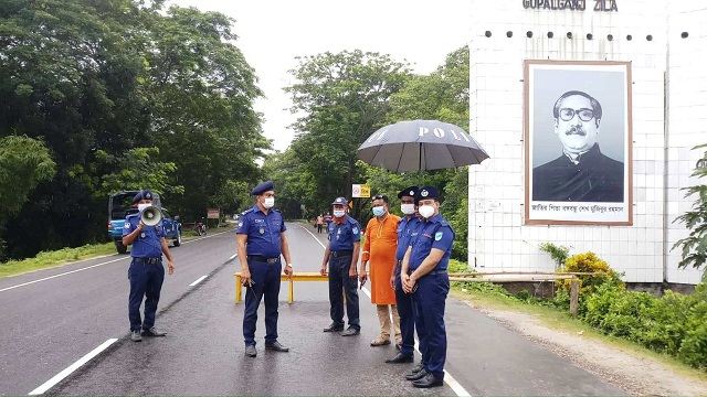 করোনা সংক্রমণ রোধে সর্বাত্মক লকডাউনের প্রথম দিনে কঠোর অবস্থানে মুকসুদপুর প্রশাসন