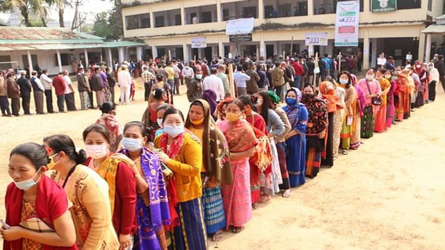 ফাইল ছবি: পৌর নির্বাচনে ভোট দিচ্ছেন ভোটারা