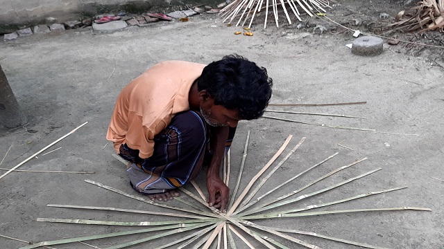 এক হাতেই সংসারের চাকা ঘোরাচ্ছেন পাবনার অরুণ দাশ