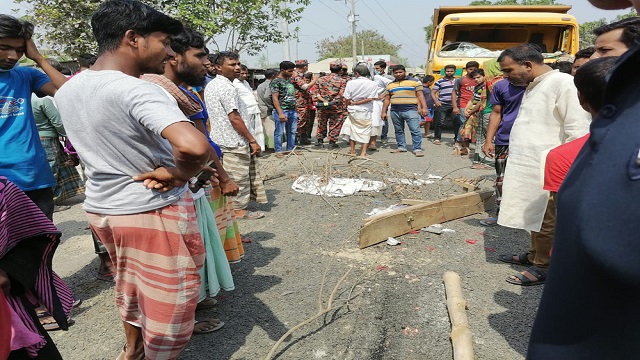 পাবনায় ট্রাক চাপায় বাবা-মেয়ে নিহত