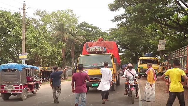 সারা দেশের ন্যায় পাবনাতেও চলছে ট্রাক-কাভার্ড ভ্যান ধর্মঘট