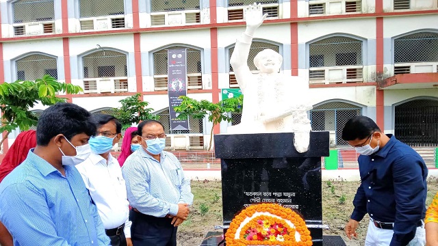 ফকিরহাটে শেখ হেলাল উদ্দীন কলেজে বঙ্গবন্ধুর ভাস্কর্য উদ্বোধন