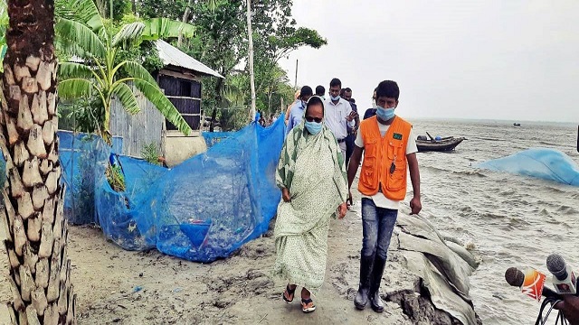 জলোচ্ছ্বাসে প্লাবিত মোংলা এলাকা পরিদর্শন করেন উপমন্ত্রী বেগম হাবিবুন নাহার