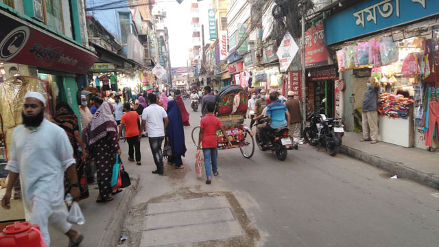 বরিশাল নগরীতে স্বাস্থ্যবিধি মানছে না কেউই