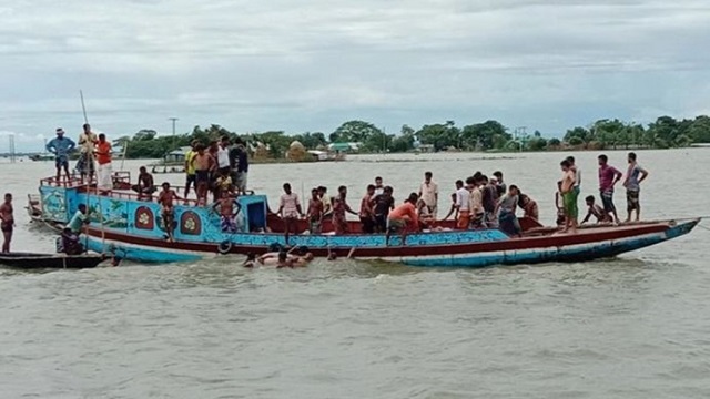 পদ্মায় অর্ধশত যাত্রী নিয়ে নৌকাডুবি