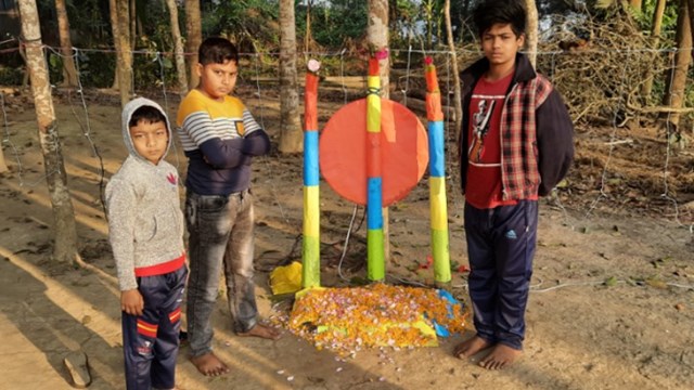 টাঙ্গাইলে কলা গাছের শহীদ মিনারে শিশুদের শ্রদ্ধা