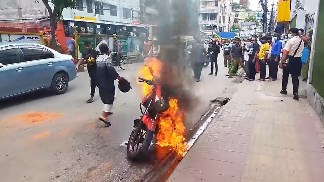 ট্রাফিক পুলিশের ওপর ক্ষুব্ধ হয়ে নিজের মোটরসাইকেলে আগুন