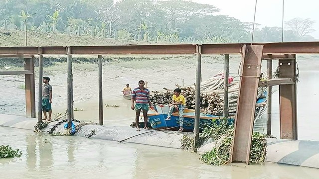 ফকিরহাটে ওয়াসা'র পাইপে আটকে দিয়েছে ভৈরব নদী!