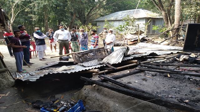 ফকিরহাটে মুক্তিযোদ্ধার ঘর আগুনে ভষ্মিভূত