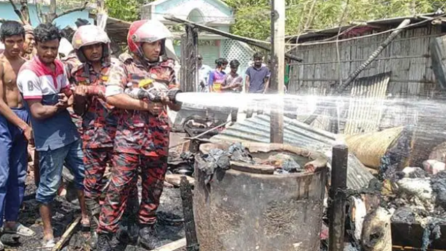 চারঘাটে আগুনে চারটি ঘরসহ একটি গরু পুড়ে ছাই