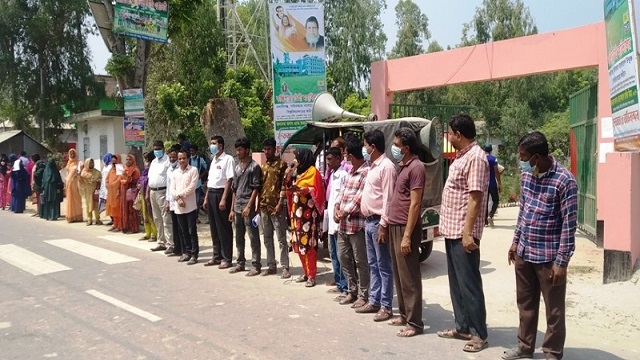 গাইবান্ধার ফুলছড়ি উপজেলার কঞ্চিপাড়া ডিগ্রী কলেজের অধ্যক্ষের অনিয়ম ও দুর্নীতি নিয়ে পাল্টাপাল্টি মানববন্ধন কর্মসূচি পালন করা হয়েছে