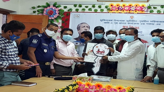 ঘোড়াঘাটে ভূমিহীনদের মাঝে ঘরের চাবি ও দলিল হস্তান্তর করেন উপজেলা চেয়ারম্যান ও উপজেলা নির্বাহী অফিসার।