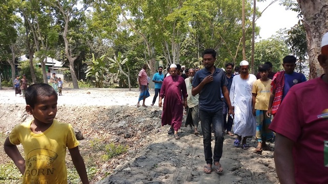 মুকসুদপুরে মসজিদের রাস্তায় বালি ভরাটকে কেন্দ্র করে প্রতিপক্ষের মামলার হুমকি 