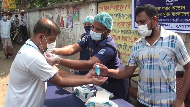 গোপালগঞ্জে পুলিশের পক্ষ থেকে মাস্ক ও হ্যান্ড স্যানিটাইজার বিতরণ