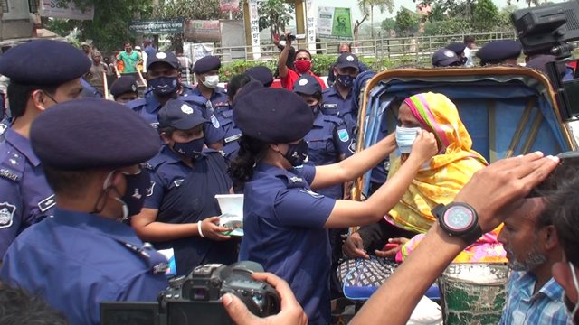 গোপালগঞ্জ জেলা পুলিশের পক্ষ থেকে মাস্ক বিতরণ ও জনসচেতনতামুলক প্রচারণা শুরু