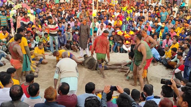 নবাবগঞ্জে গ্রাম বাংলার ঐতিহ্যবাহী হা-ডু-ডু খেলা অনুষ্ঠিত