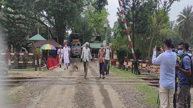 হিলি ইমিগ্রেশন দিয়ে দেশে ফিরলেন ভারতে আটকে পড়া ১৭ বাংলাদেশী
