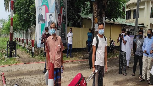 হিলি স্থলবন্দর দিয়ে ফিরলেন ভারতে আটকে পড়া ৩৭ বাংলাদেশি