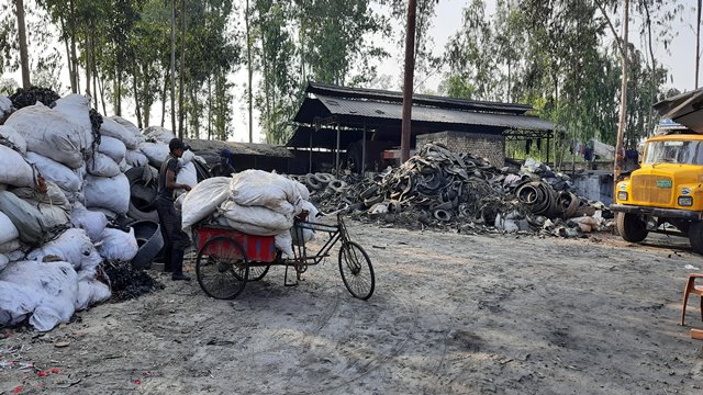 পরিবেশ বিপন্ন করে টায়ার পুড়িয়ে জ্বালানি তেল