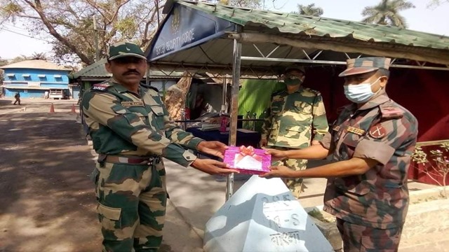 স্বাধীনতার সুবর্ণজয়ন্তী উপলক্ষে বিএসএফ'কে মিষ্টি উপহার দিলেন বিজিবি