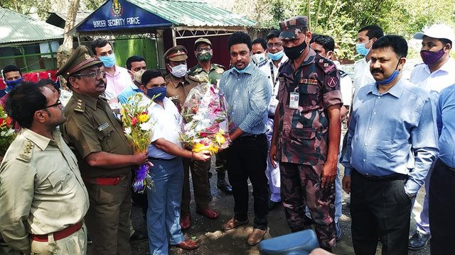 হিলি সীমান্তে মিষ্টি ও ফুল দিয়ে শুভেচ্ছা বিনিময়