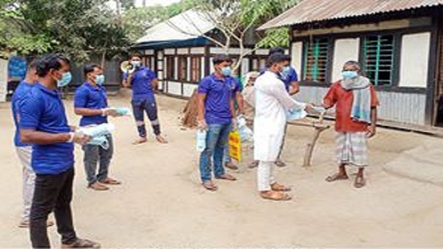 সারাদেশে করোনার প্রকোপ বেড়ে যাওয়ায় গোপালগঞ্জের কোটালিপাড়া উপজেলায় করোনা ভাইরাস সংক্রমণ রোধে বাড়ি বাড়ি গিয়ে মাস্ক বিতরণ করে স্বেচ্ছাসেবী সামাজিক সংগঠন জ্ঞানের আলো পাঠাগার