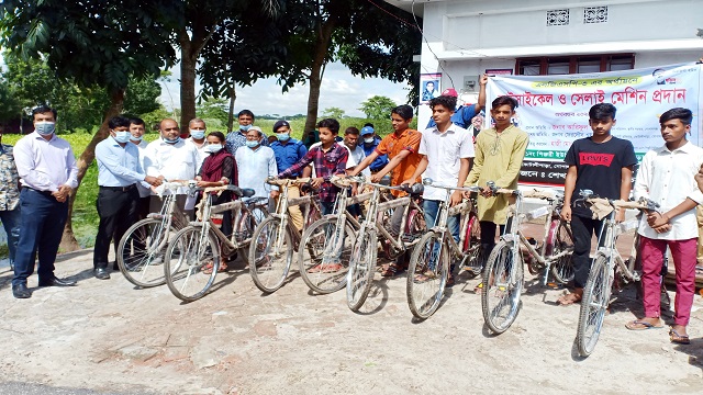 কোটালীপাড়ায় সেলাই মেশিন ও বাইসাইকেল বিতরণ