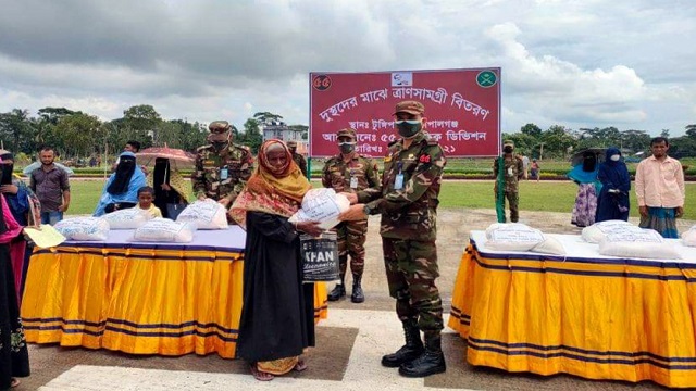 কোটালীপাড়ায় ও টুঙ্গিপাড়ায় সেনাবাহিনীর ত্রাণ বিতরণ