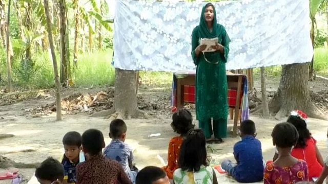 করোনায় আমবাগানে শিক্ষার বাতি জ্বালিয়েছে কুমারখালীর কলেজ ছাত্রী যূথী