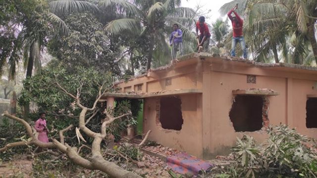 স্বউদ্যোগে লালদিয়ার চর ছাড়ছেন বাসিন্দারা