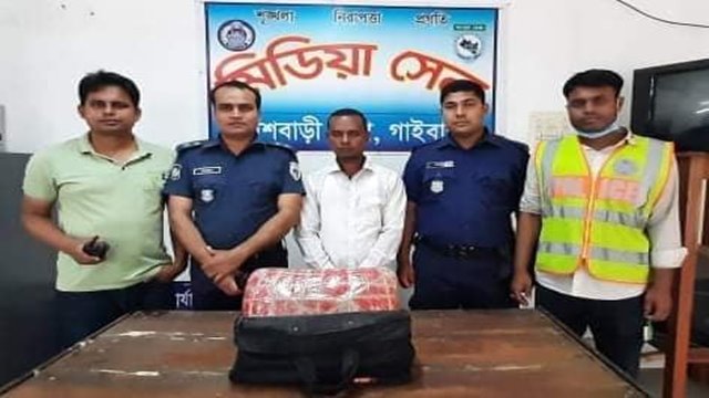 পলাশবাড়ীতে ৫ কেজি শুকনা গাঁজাসহ মাদক ব্যবসায়ী আটক