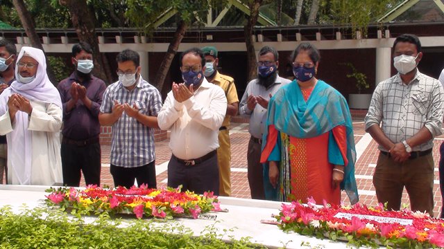 টুঙ্গিপাড়ায় বঙ্গবন্ধুর সমাধিতে অতিরিক্ত প্রধান প্রকৌশলীর শ্রদ্ধা