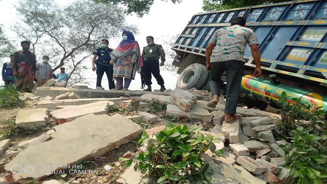 চুয়াডাঙ্গার দামুড়হুদায় ট্রাক চাপায় বাবা-ছেলে নিহত