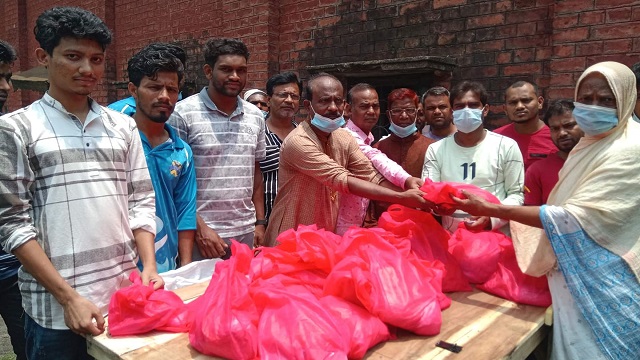 সৈয়দপুরে যুব সমাজের উদ্যোগে গরীবদের মাঝে ঈদ সামগ্রী বিতরণ