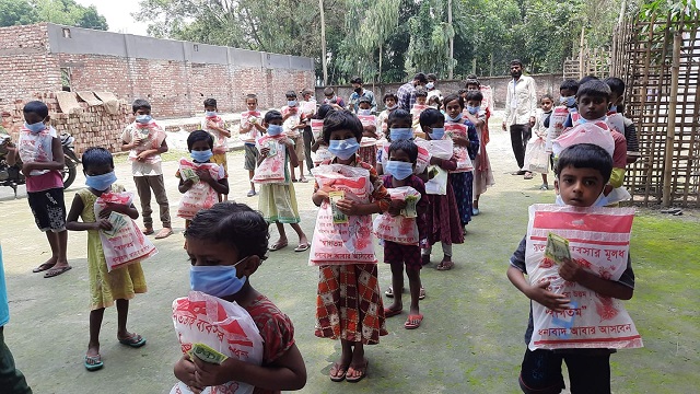 সৈয়দপুরে সুবিধা বঞ্চিত শতাধিক শিশুরা পেলো নতুন জামা আর হাতে ঈদ সেলামী