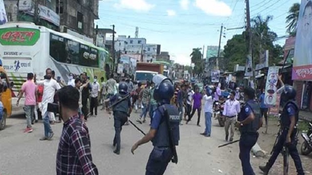 ১৪৪ ধারা ভঙ্গ করে মিছিল, পুলিশের লাঠিচার্জ 