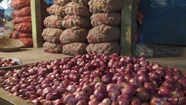 ভারত থেকে পেঁয়াজের আমদানি বাড়তে শুরু করেছে