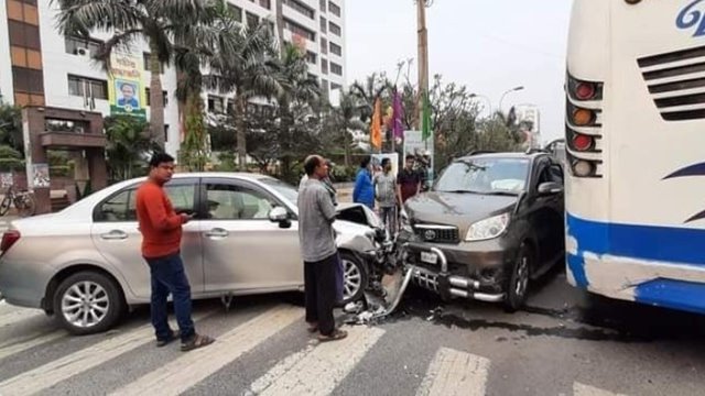 রাজশাহী নগরীতে মাইক্রোবাস ও কারের মুখোমুখি সংঘর্ষ