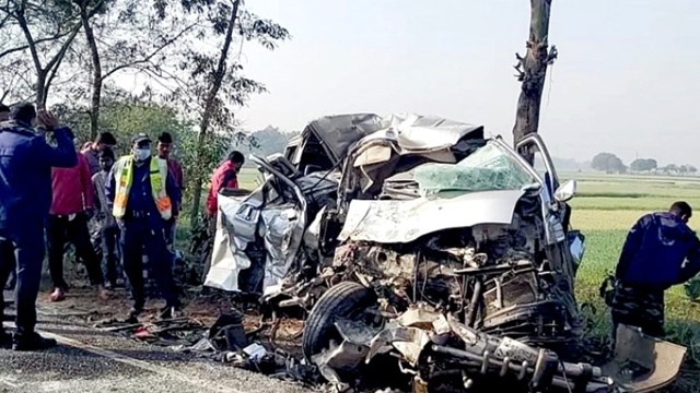 ট্রাক ও মাইক্রোবাসের মুখোমুখি সংঘর্ষে নিহত ১