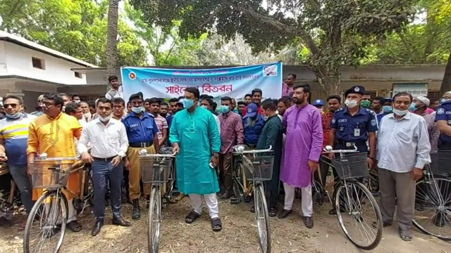 হাকিমপুরে ৩০ জন গ্রাম পুলিশকে বাই সাইকেল প্রদান