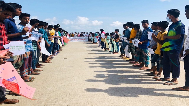 সুপার সাইক্লোন আম্ফানের ১ বছর পূর্তিতে দ্রুত বেড়িবাঁধ সংস্কার ও উপকূল সুরক্ষার দাবিতে সাতক্ষীরায় জলবায়ু অবরোধ কর্মসূচী পালিত