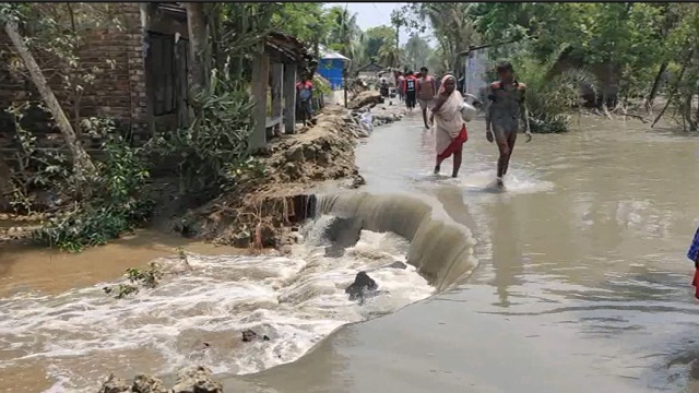 সাতক্ষীরায় ভেঙে যাওয়া বেড়িবাঁধ 