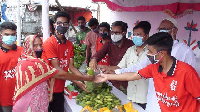 করোনা ও লকডাউনের মধ্যে খেটে খাওয়া অসহায় মানুষের জন্য “ফ্রি সবজির” দোকান দিল সাতক্ষীরা বালক উচ্চ বিদ্যালয়ের শিক্ষার্থীরা